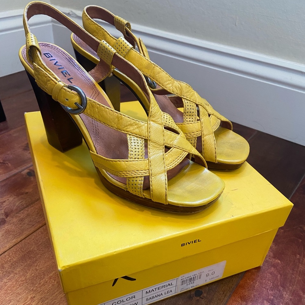 Biviel David's sandal yellow size 9 great condtn